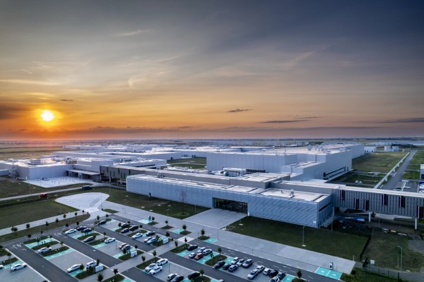 Elektromos autó töltőinfrastruktúra jött létre a BMW debreceni gyáránál