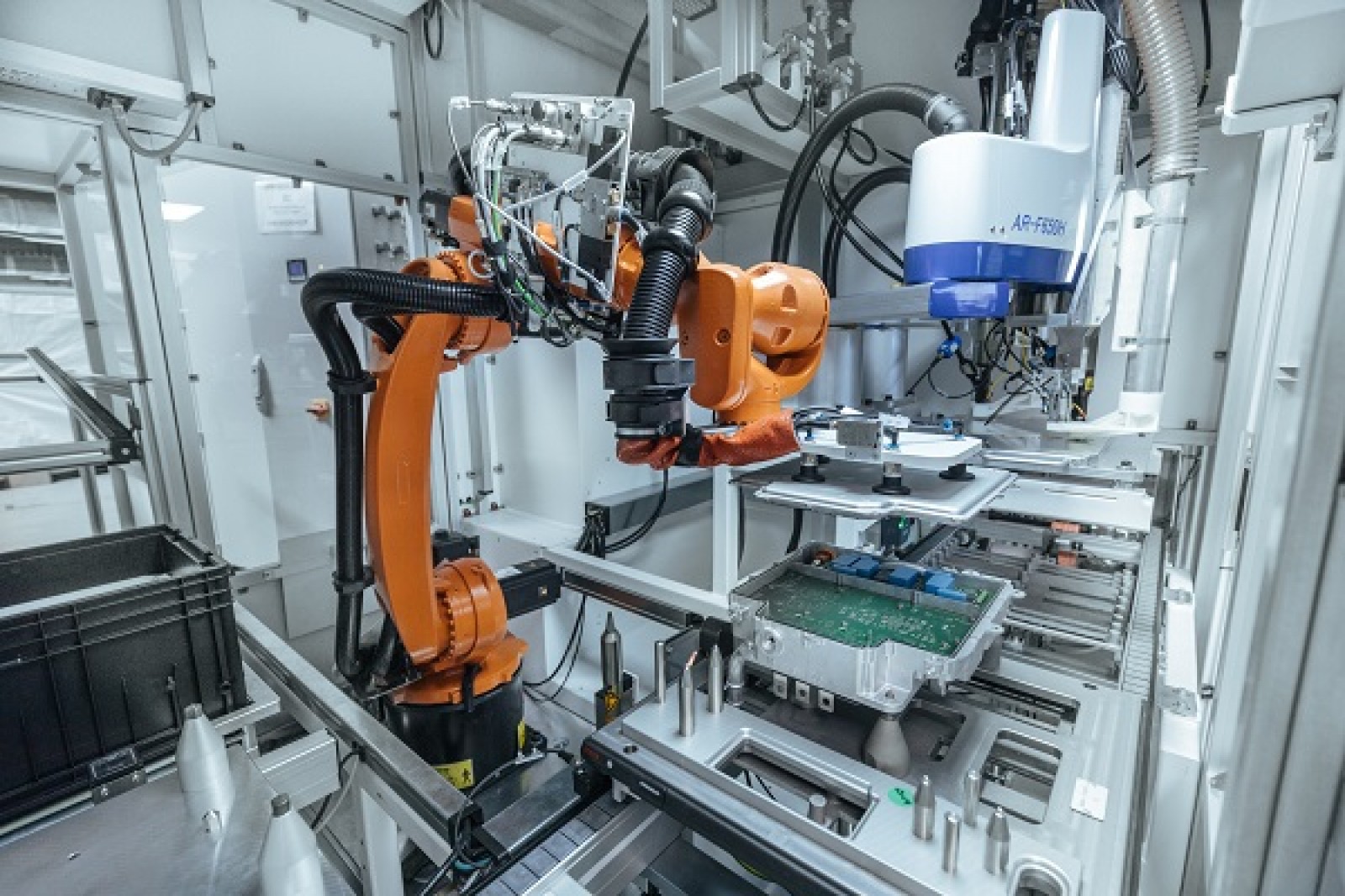 KUKA robotok az autóelektronikai gyártásban | Techmonitor.hu